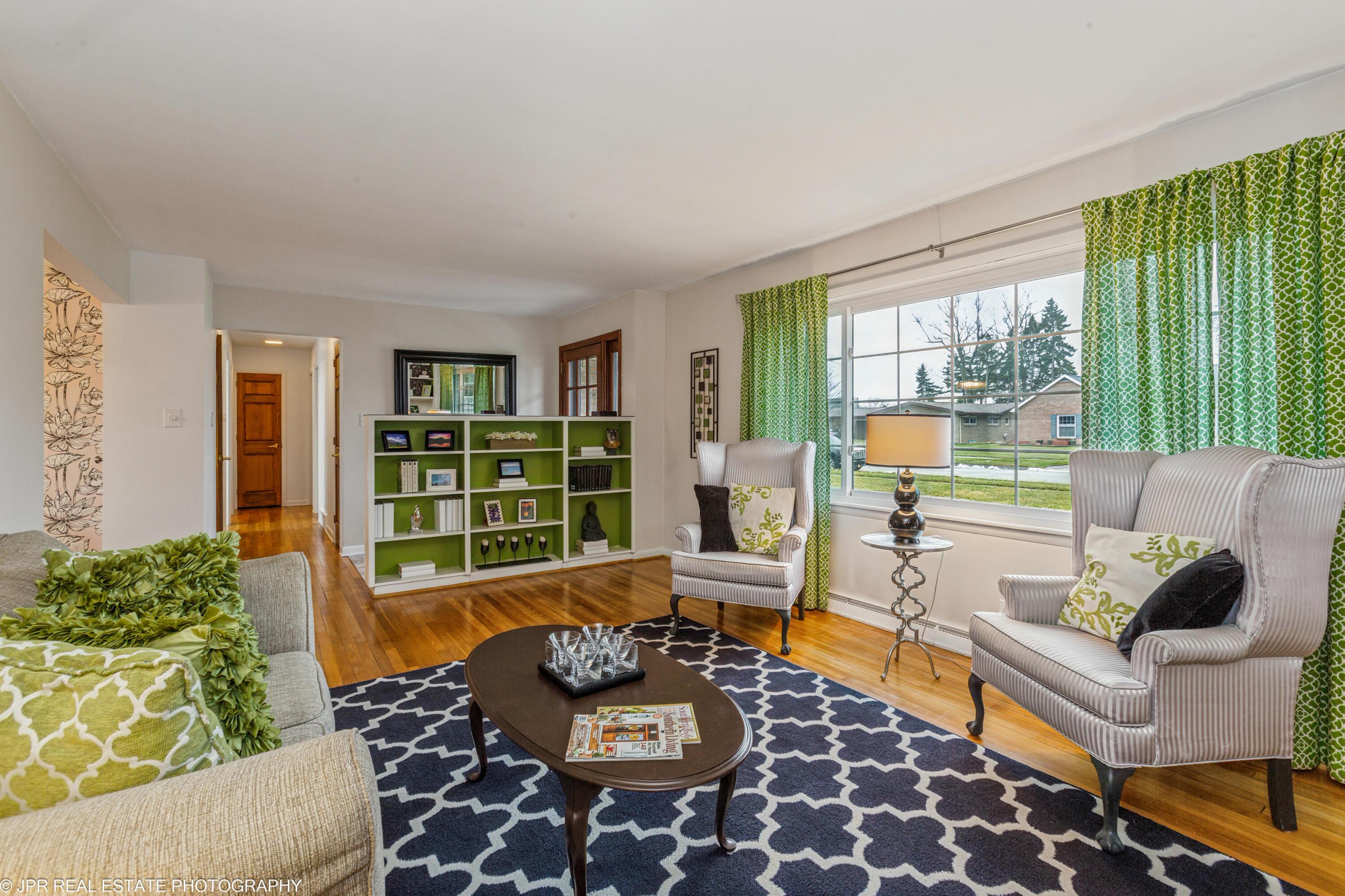 Image 3: Living Room