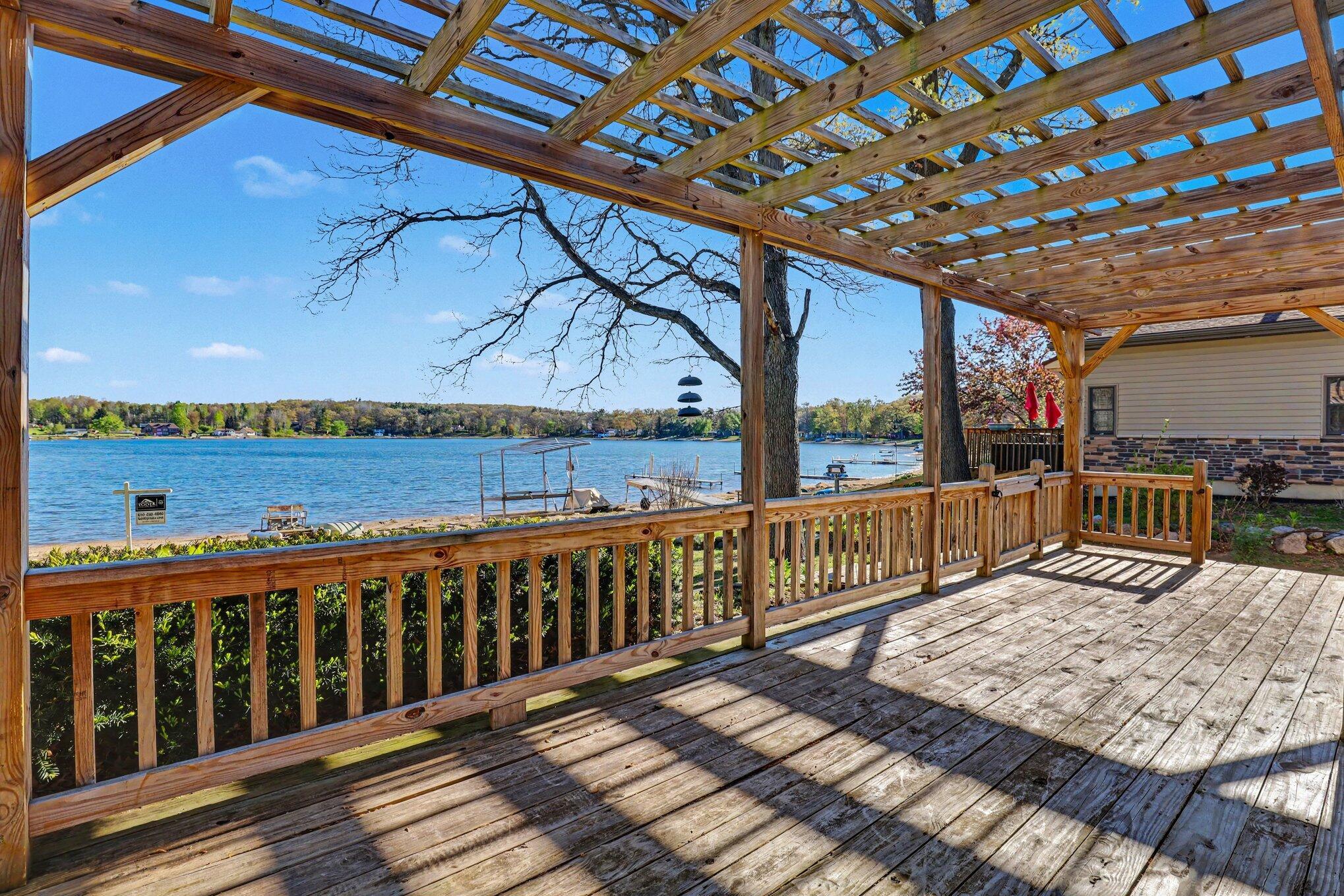 Image 2: Pergola/Deck