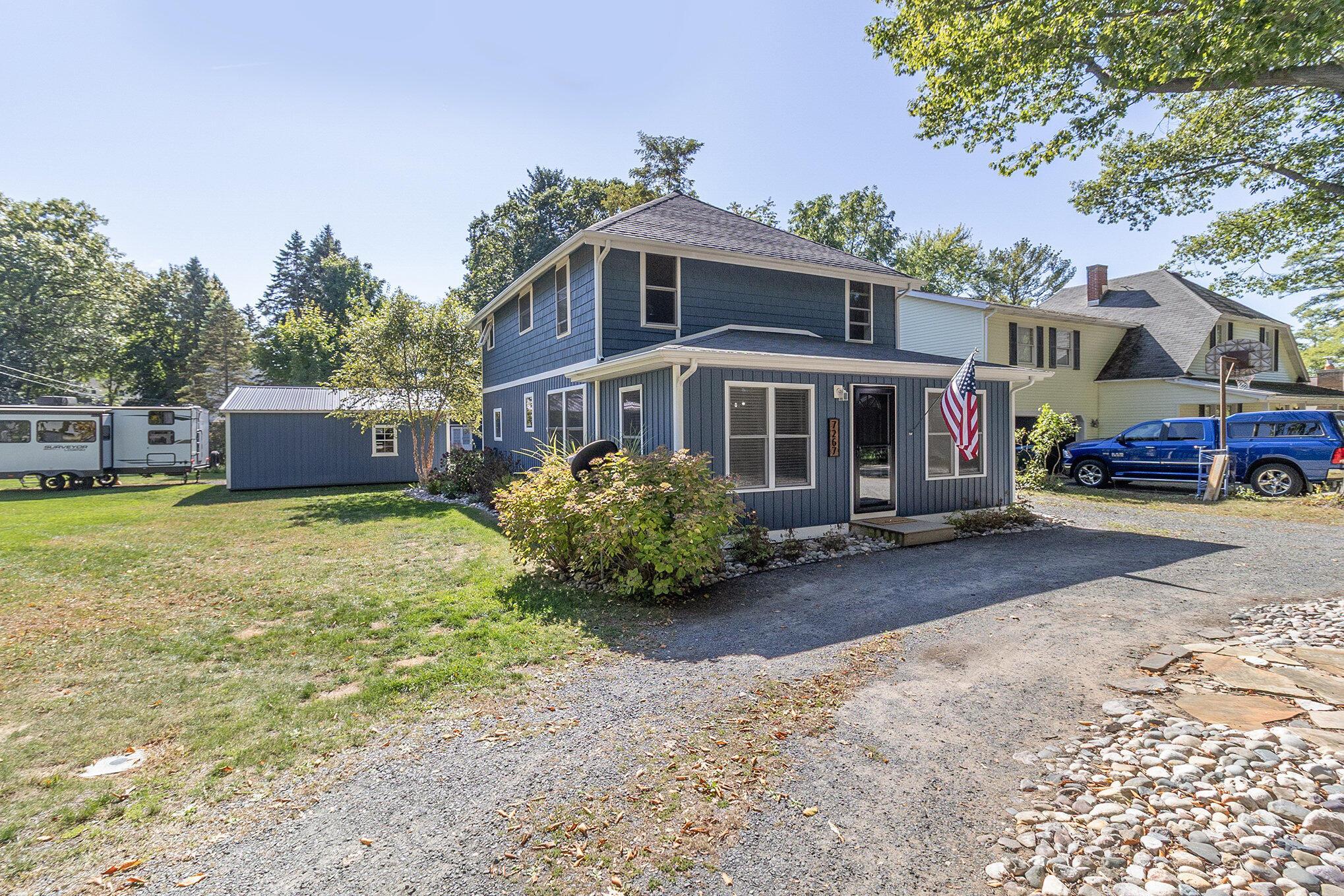 Image 4: front Exterior