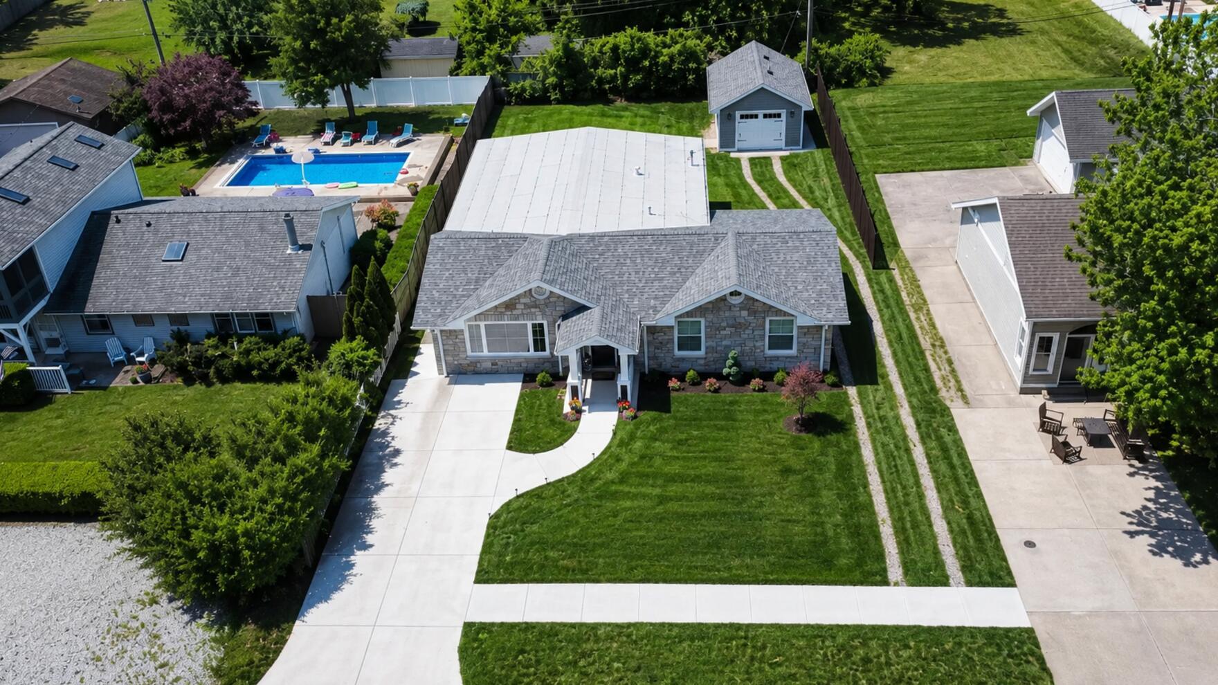 Image 2: 340 N Berrien St