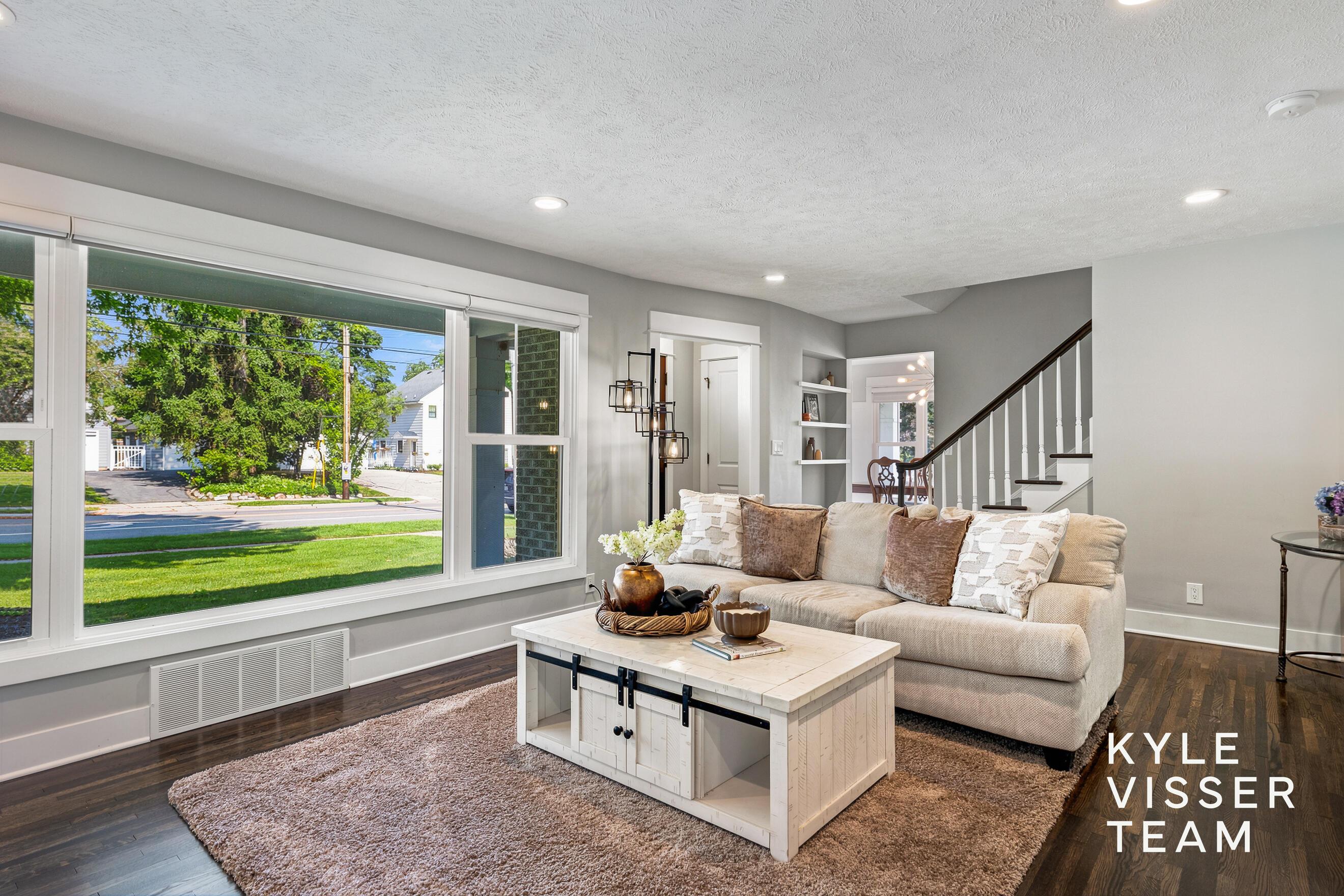 Image 4: Living Room