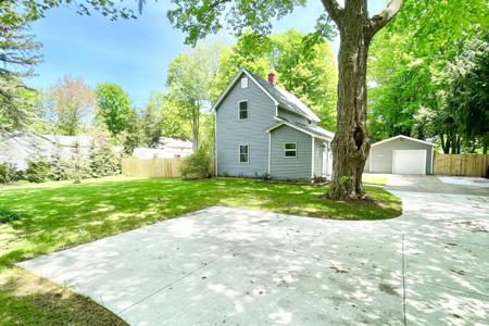 3238 N Lakeshore