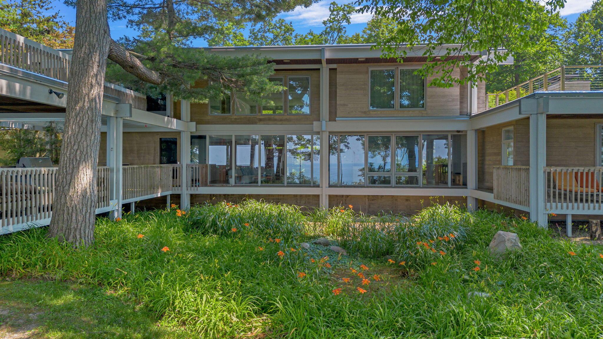 Image 3: Rocky Gap Exterior lake side