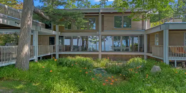 Image 3: Rocky Gap Exterior lake side