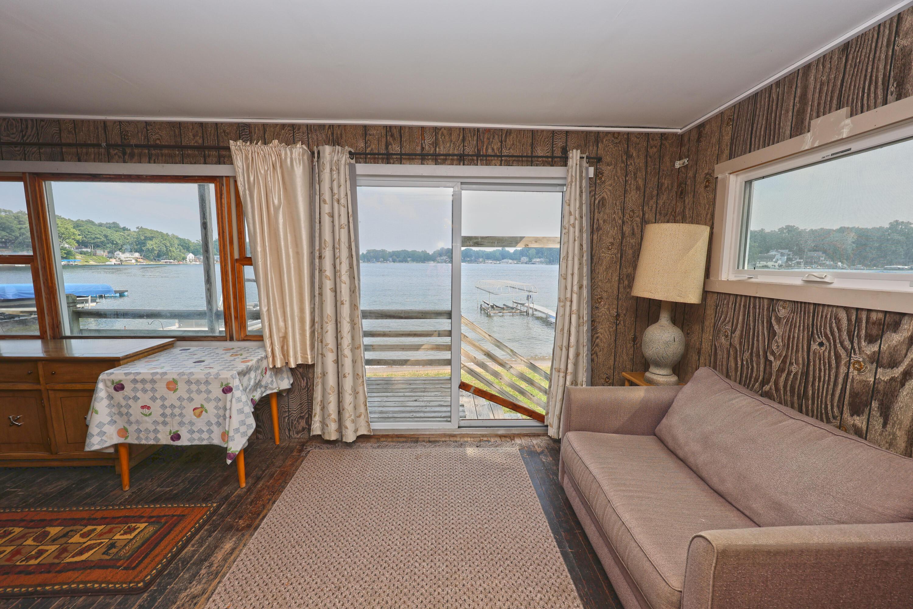 Image 4: Living Area