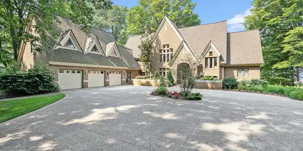 5285 N Lakeshore Drive
