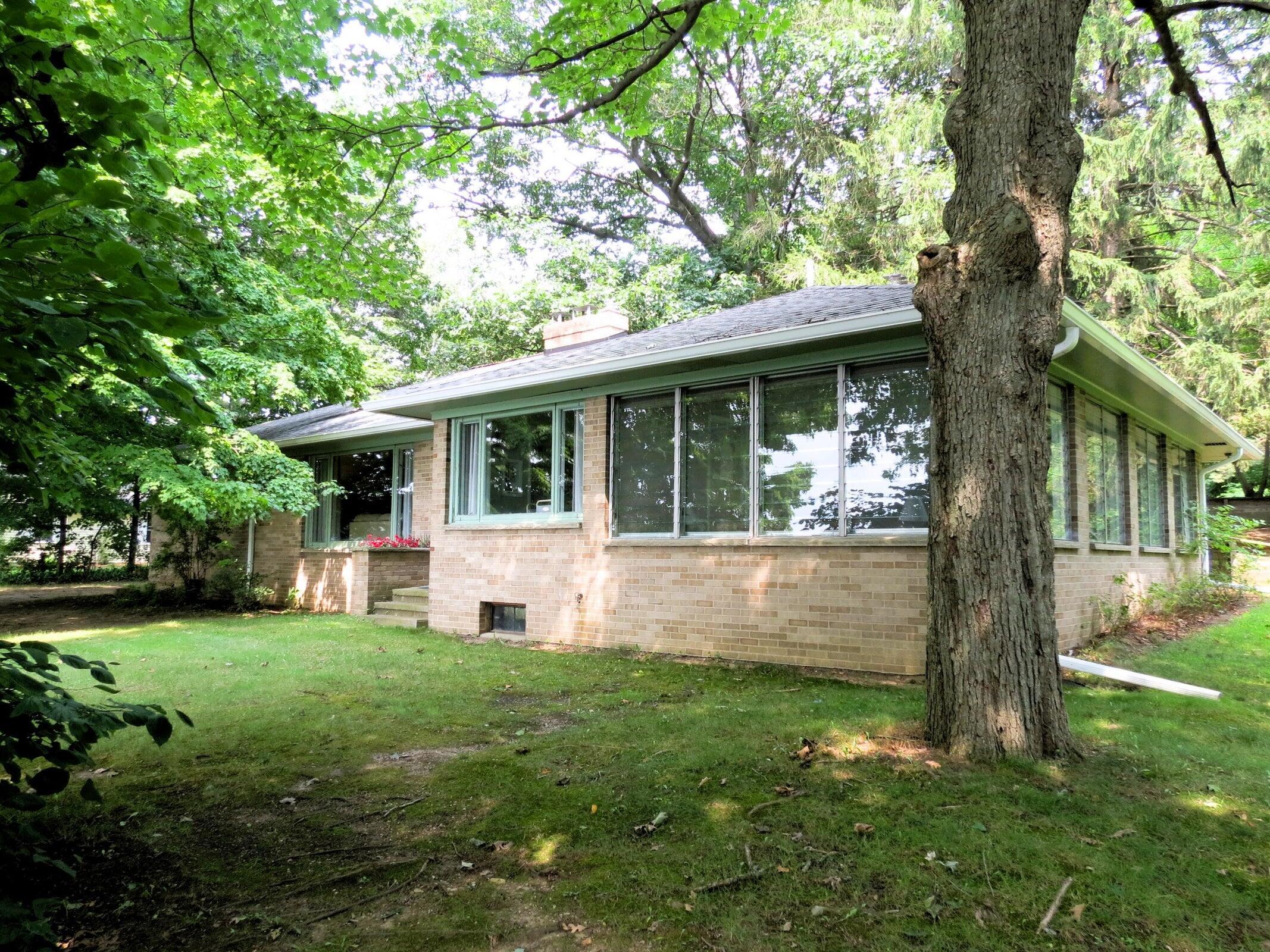 Image 1: Lakefront Ranch