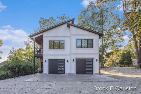 3220 Lakeshore Drive