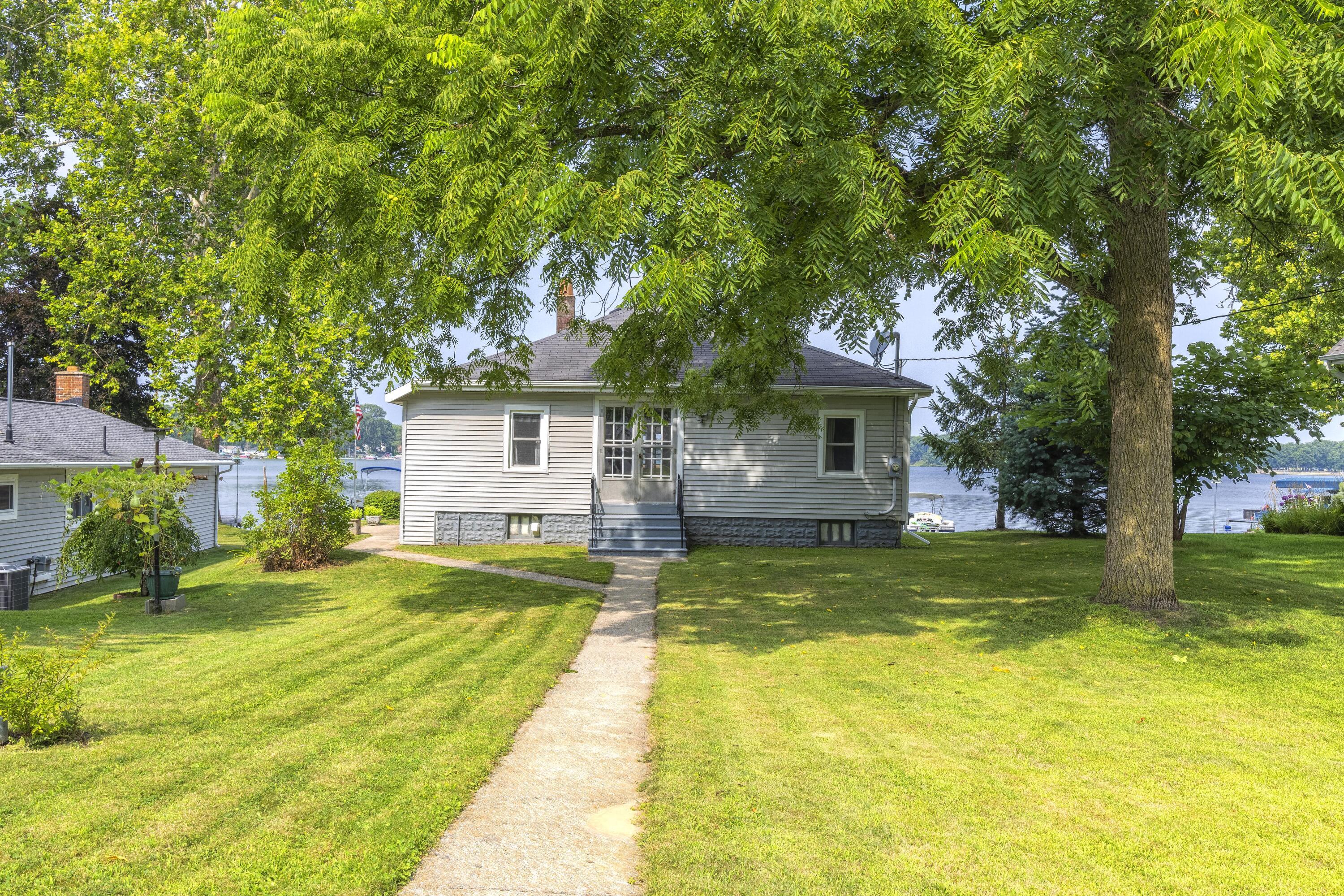 Image 1: E_Long_Lake_Dr_9048-3