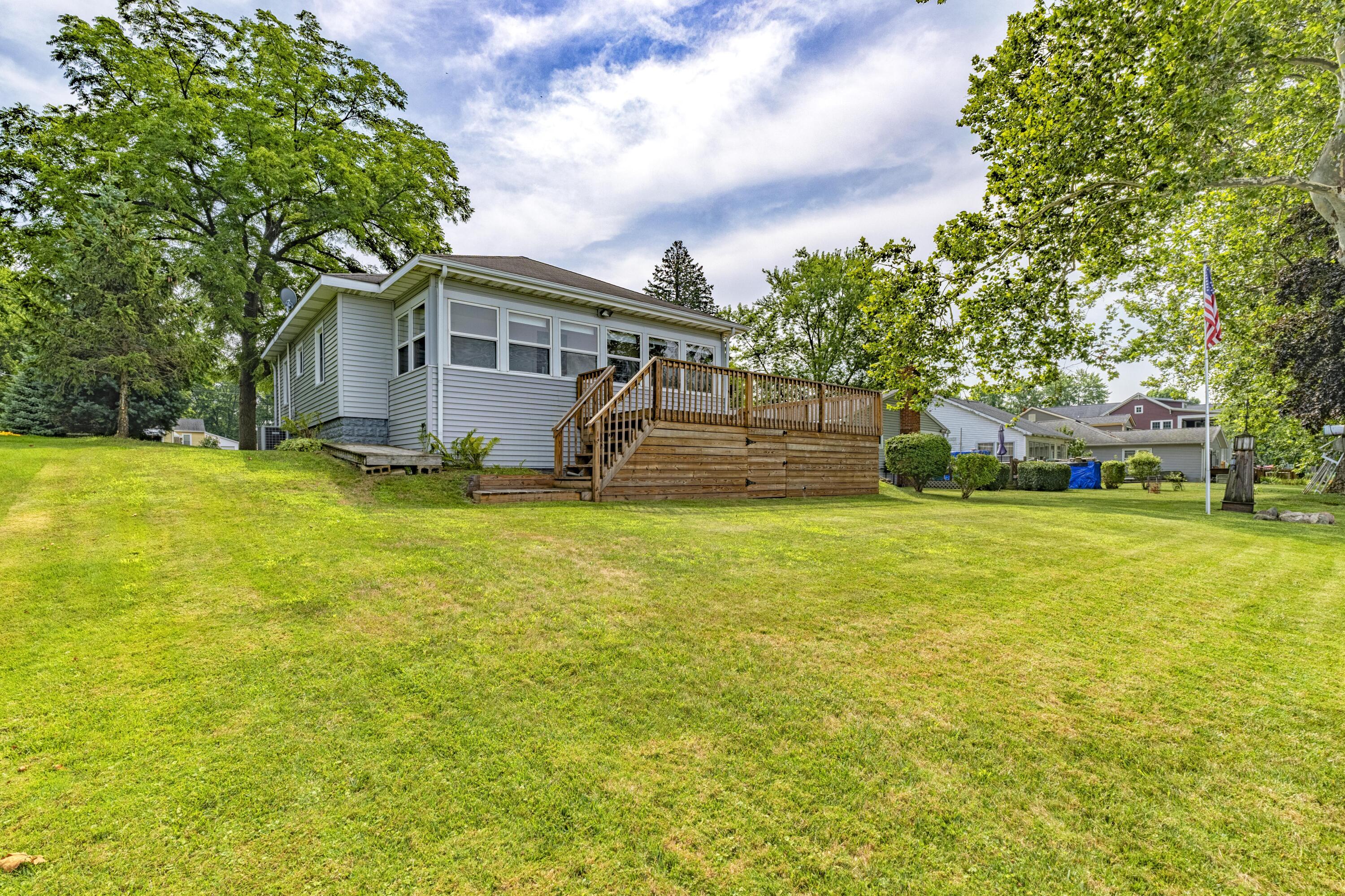 Image 2: E_Long_Lake_Dr_9048-30