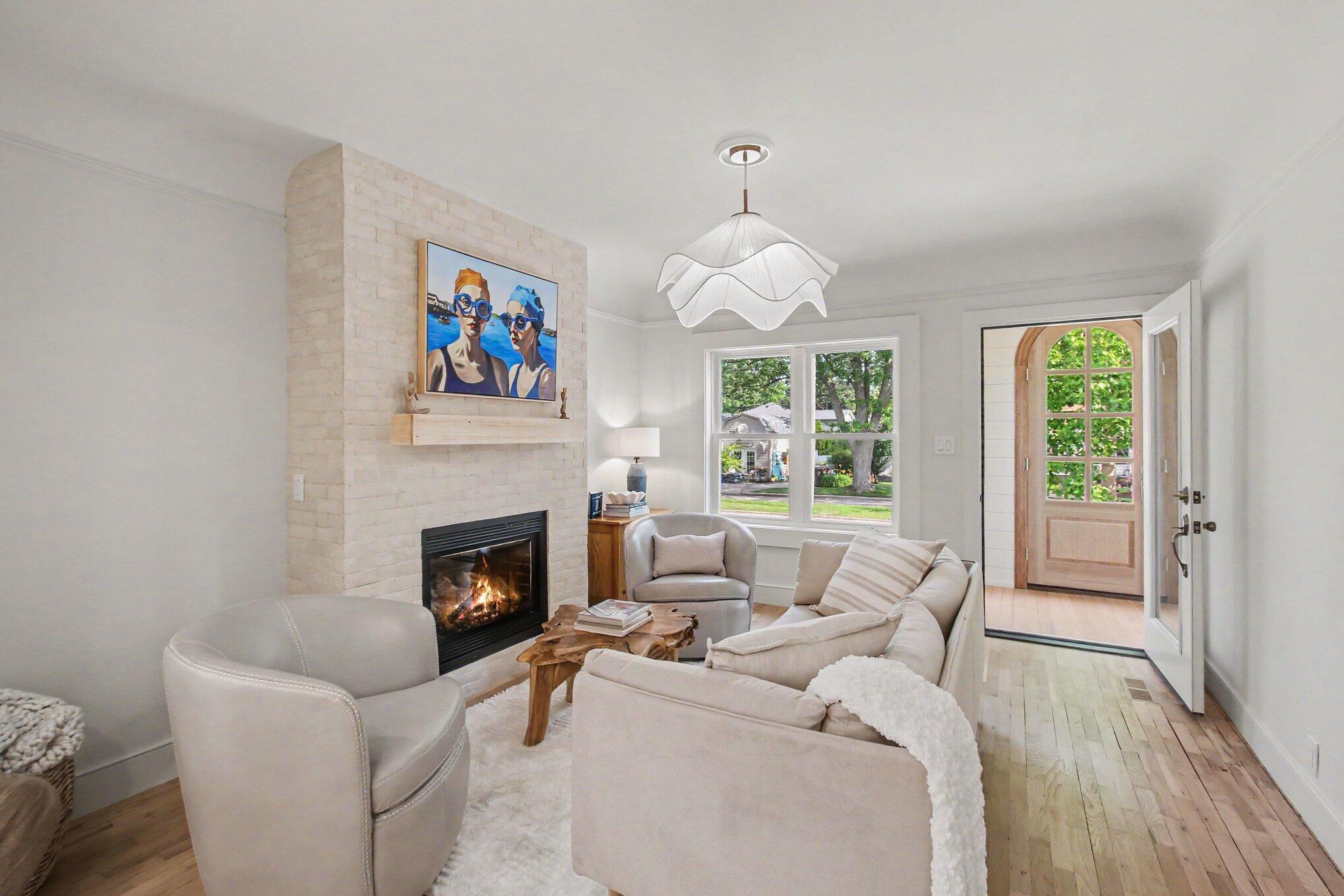Image 4: Living Room