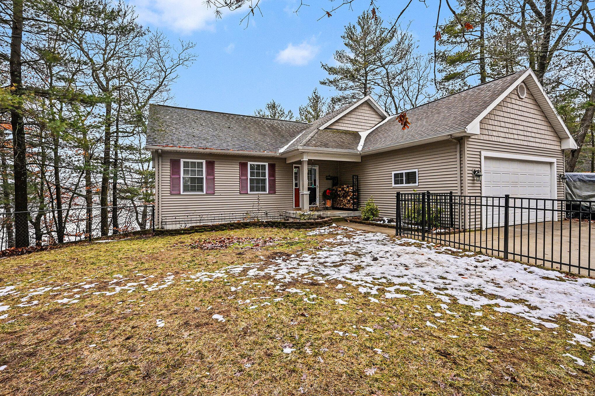 Image 1: 1828 W Arrowhead Allegan MI