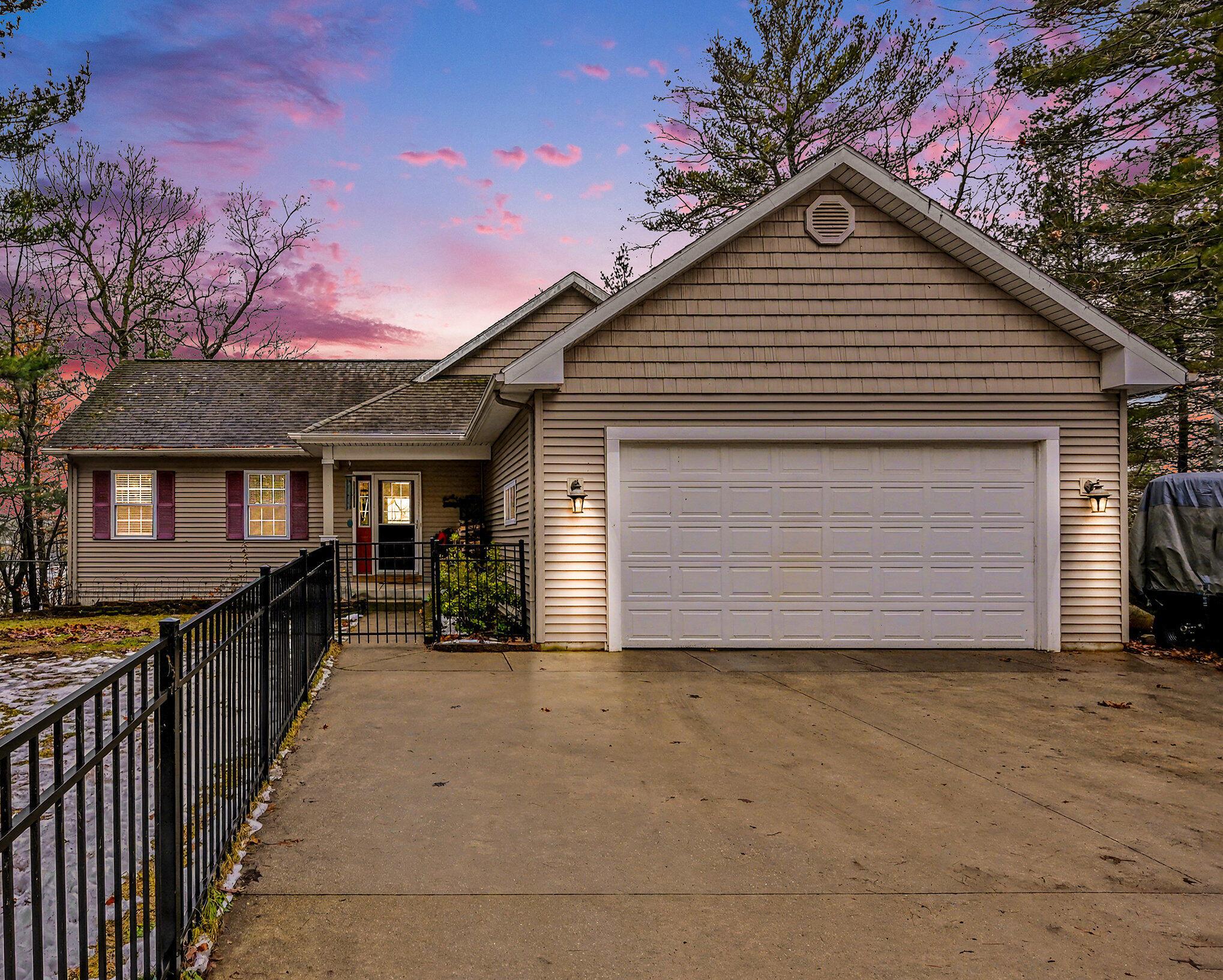 Image 2: 1828 W Arrowhead Allegan MI