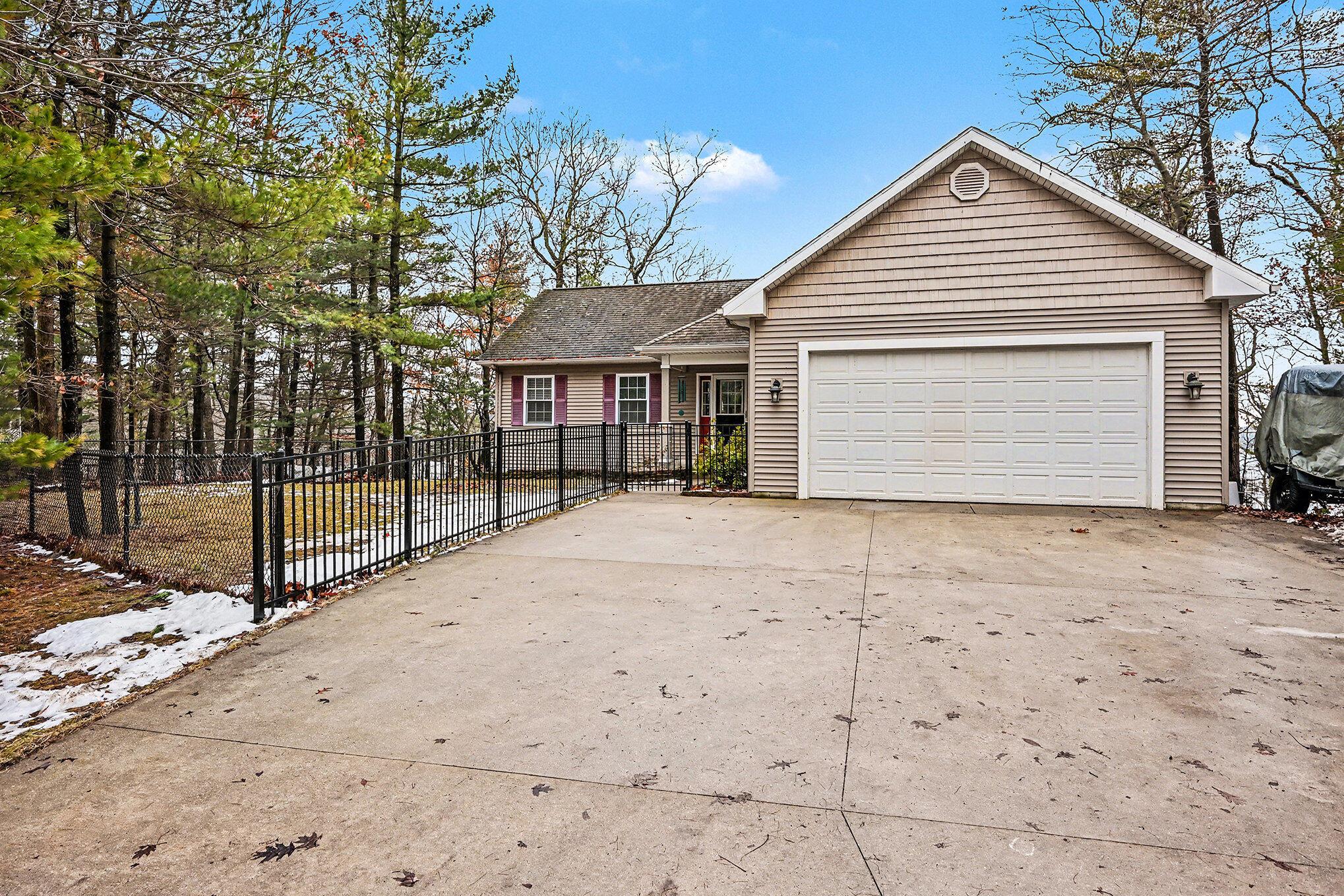 Image 4: 1828 W Arrowhead Allegan MI