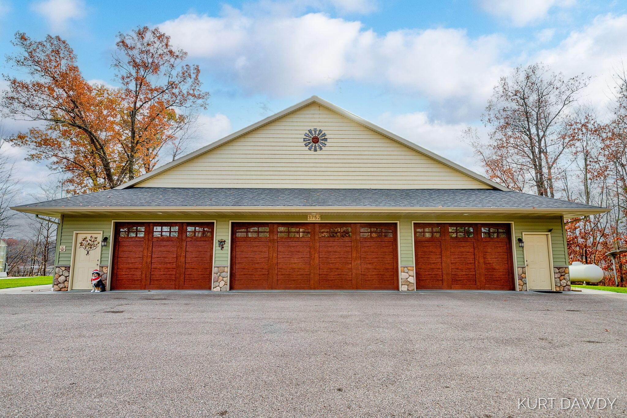 Image 2: 4 stall garage
