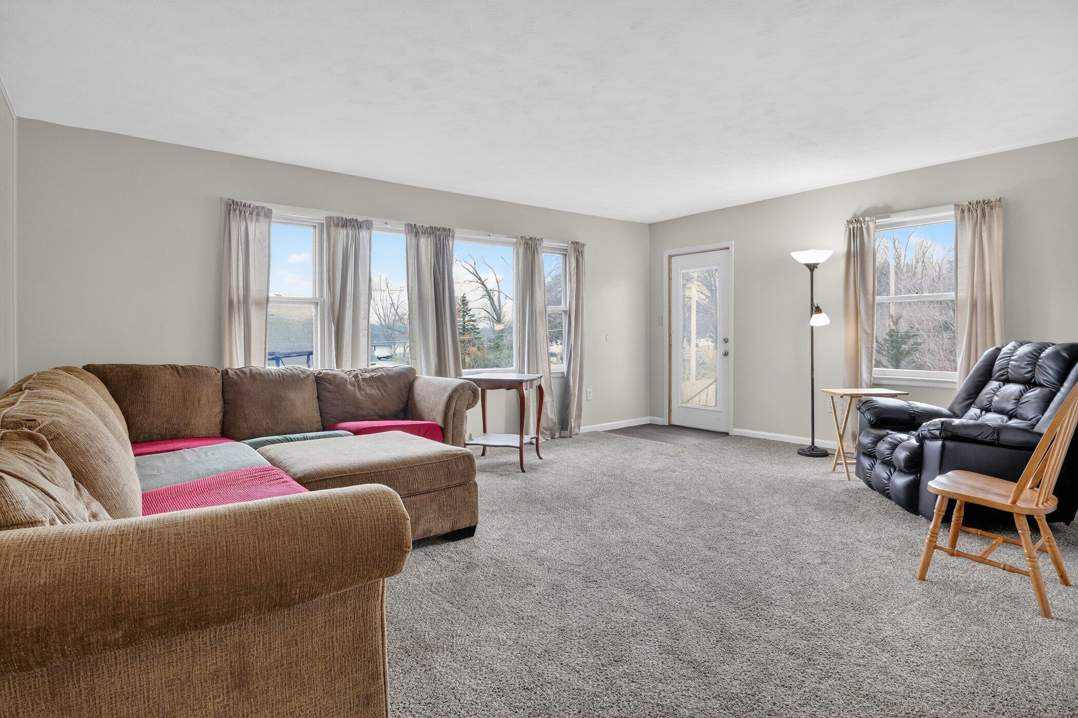 Image 3: Living Room