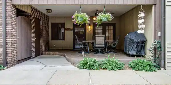 251 Columbia Ave W