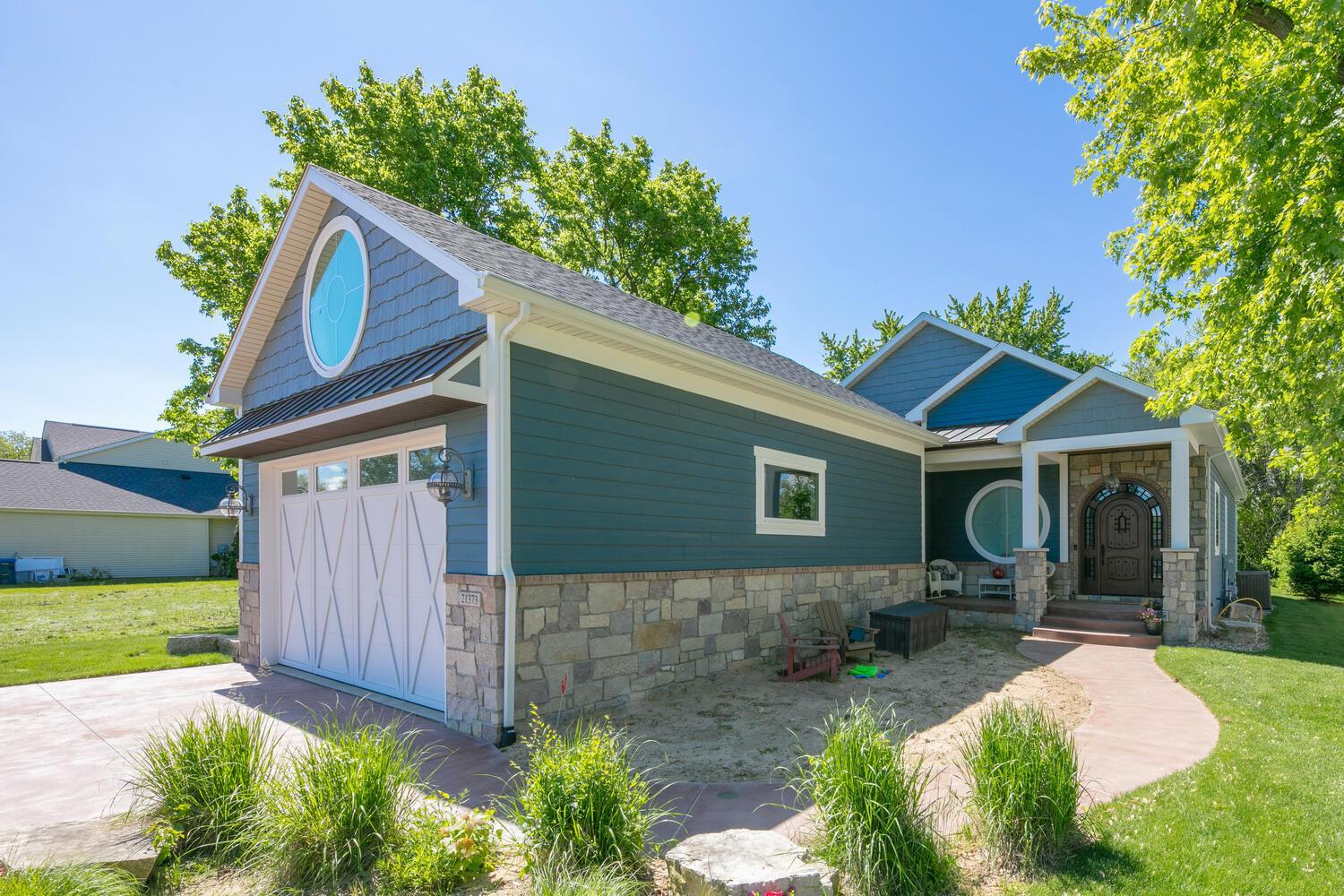 Image 2: 21373 Sail Bay Dr Cassopolis-large-002-0