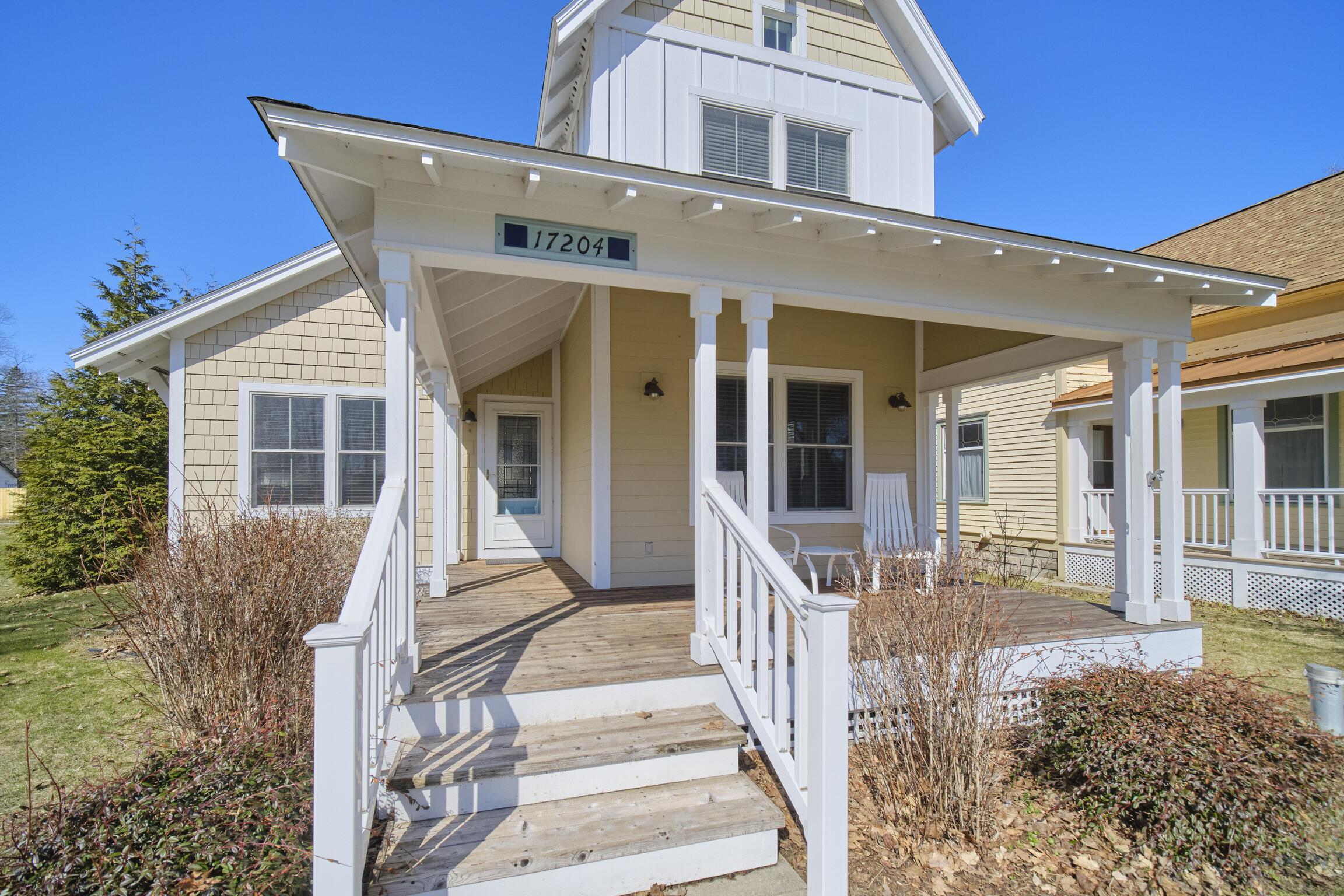 Image 1: Craftsman-inspired cottage