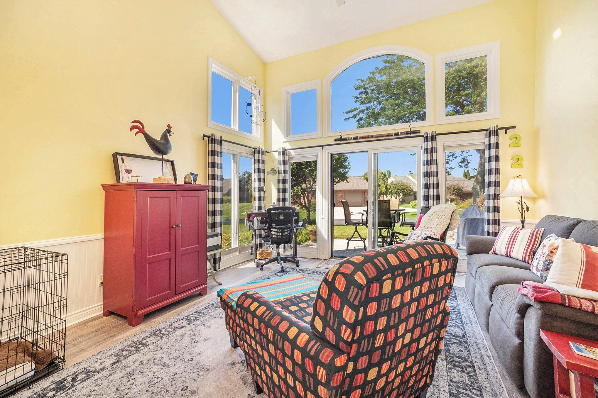 Image 4: Bright & open living room area