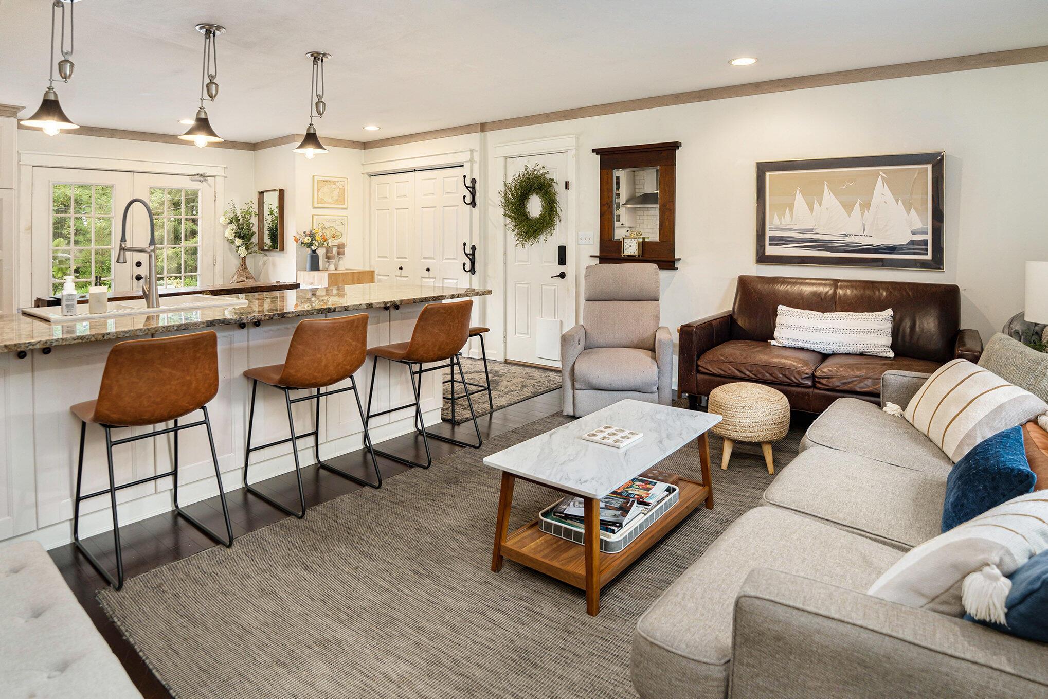 Image 3: Living Room/Kitchen