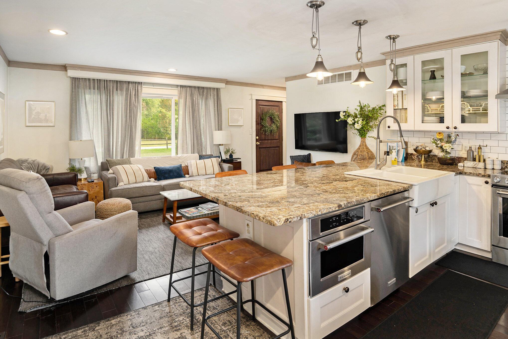 Image 4: Kitchen/Living Room