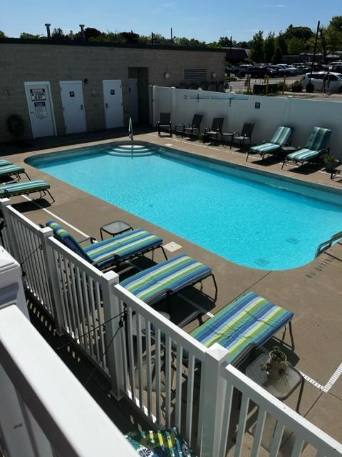 Image 3: pool