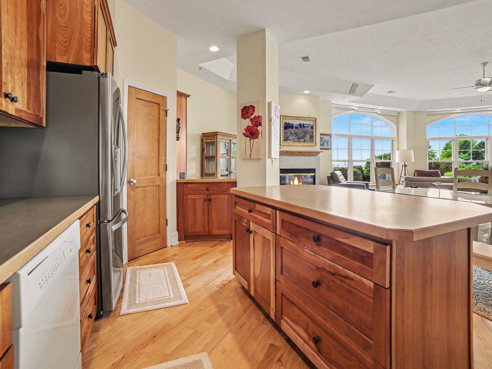 Image 4: kitchen