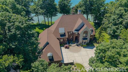 5645 N Lakeshore Drive