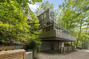 2261 Crescent Walk