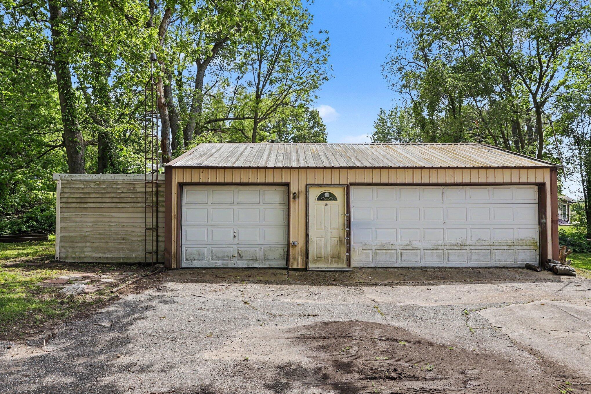 Image 4: 22 x 32' pole barn