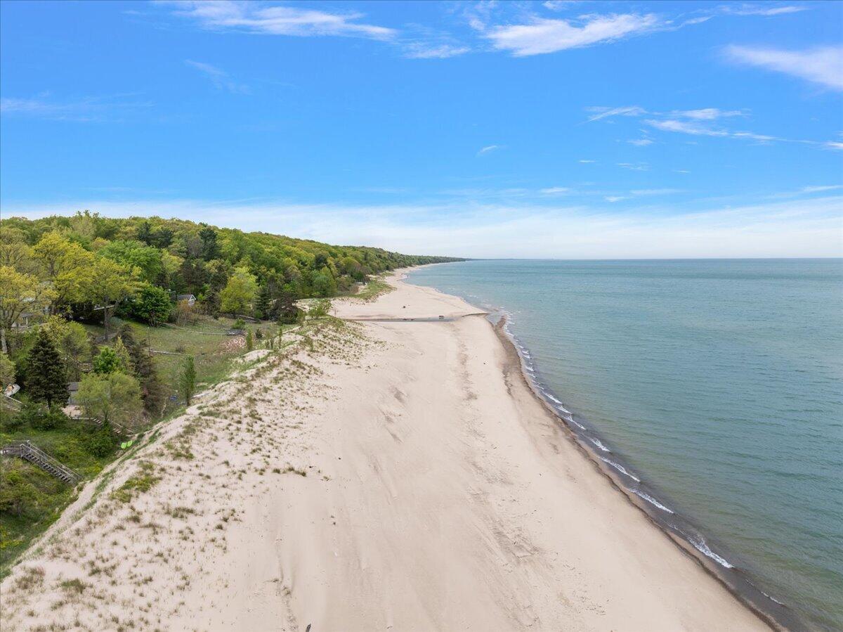 Image 3: Beach on Lake Michigan