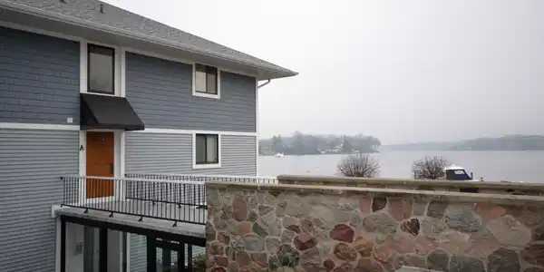 400 Lakeview Court