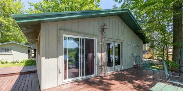 10073 Lakeshore