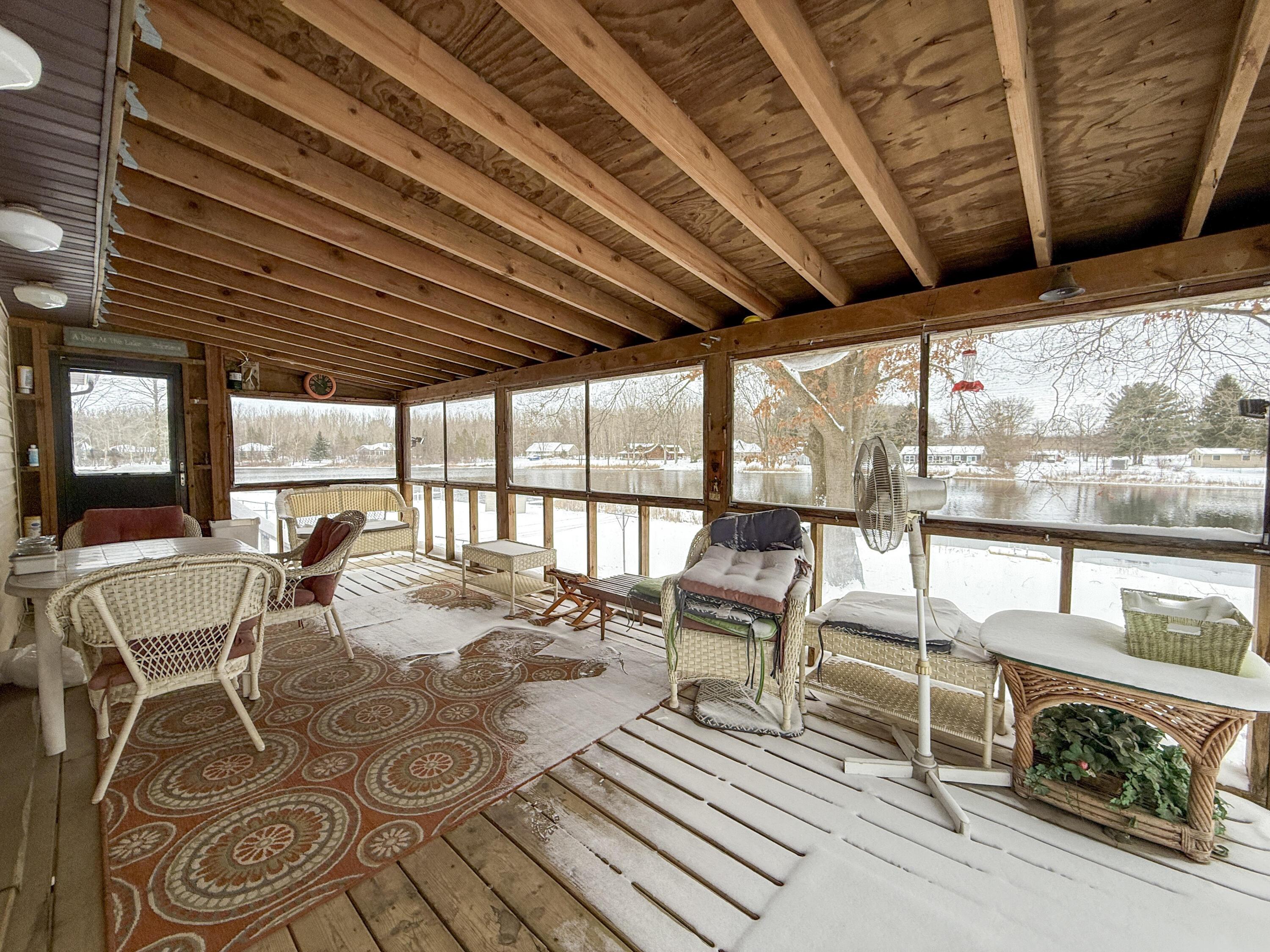 Image 3: Screened Covered Back Deck
