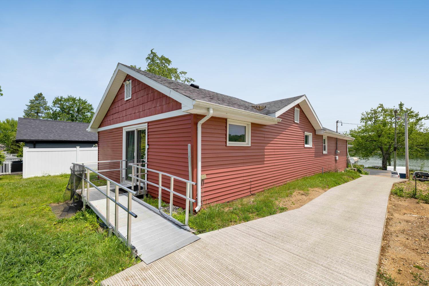 Image 2: 69907 Sunset Blvd Union MI-large-002-042