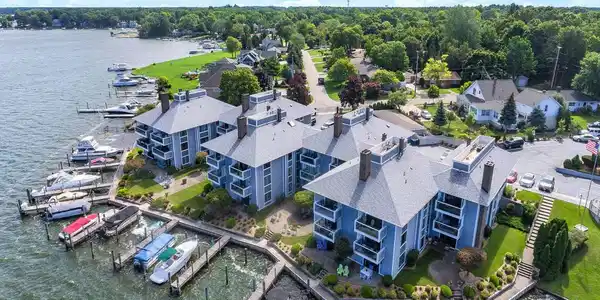 400 Lakeview Court