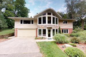 2933 Lakeshore Drive