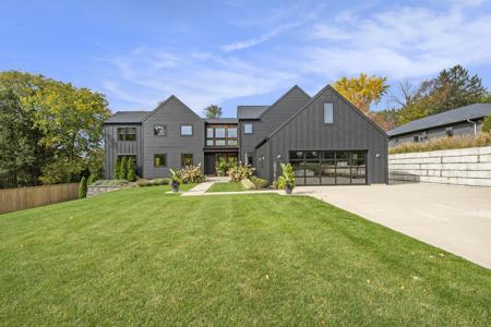 421 Manhattan SE