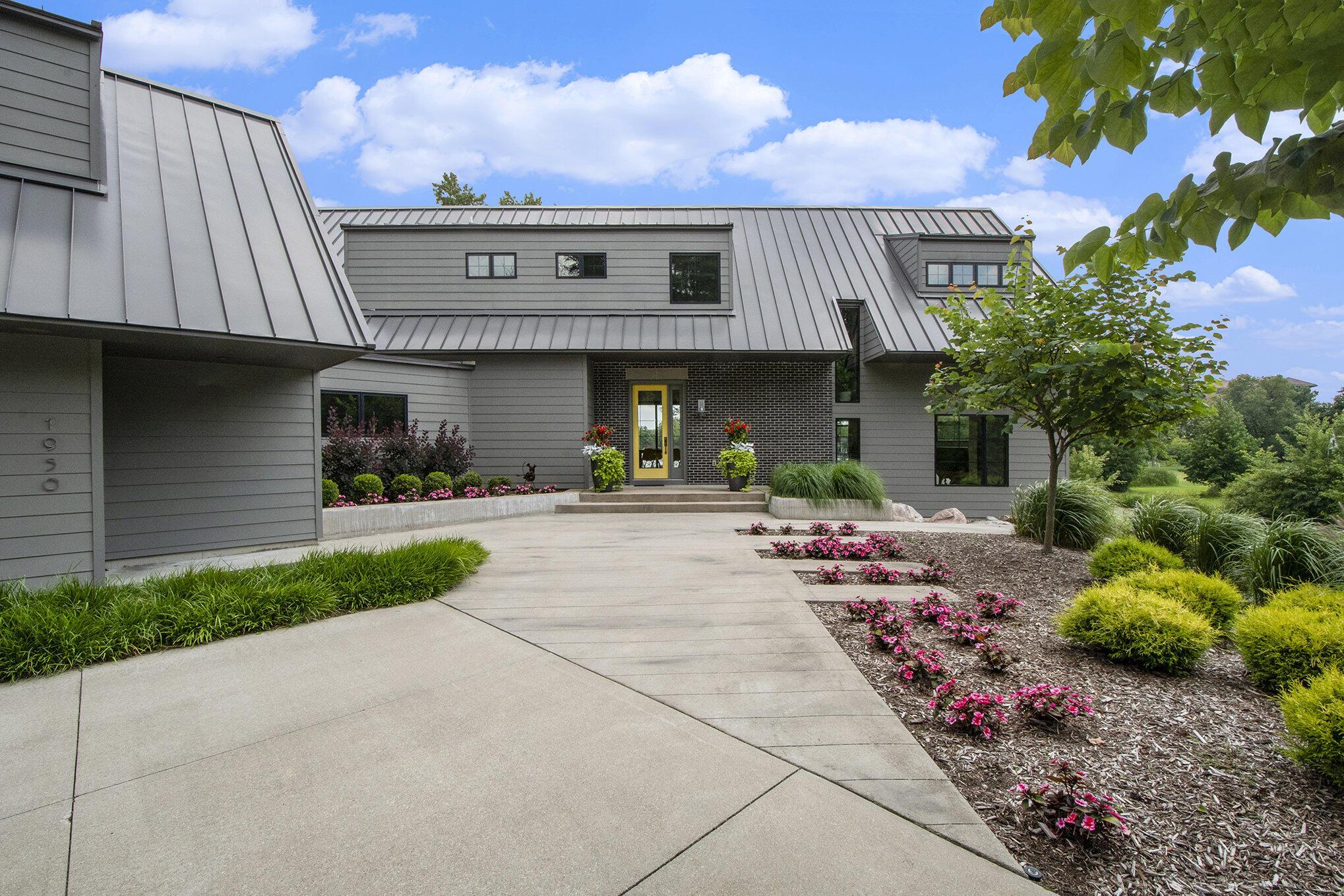 Image 3: 4 Exterior
