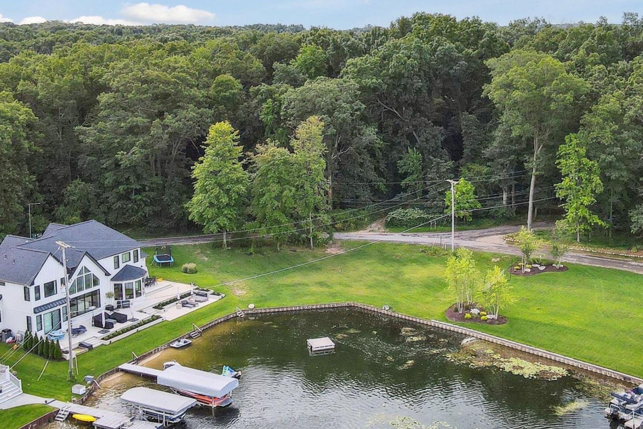 Image 2: 904 E. Eagle Lake Dr.