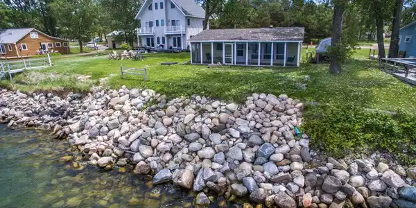 2855 N Lakeshore