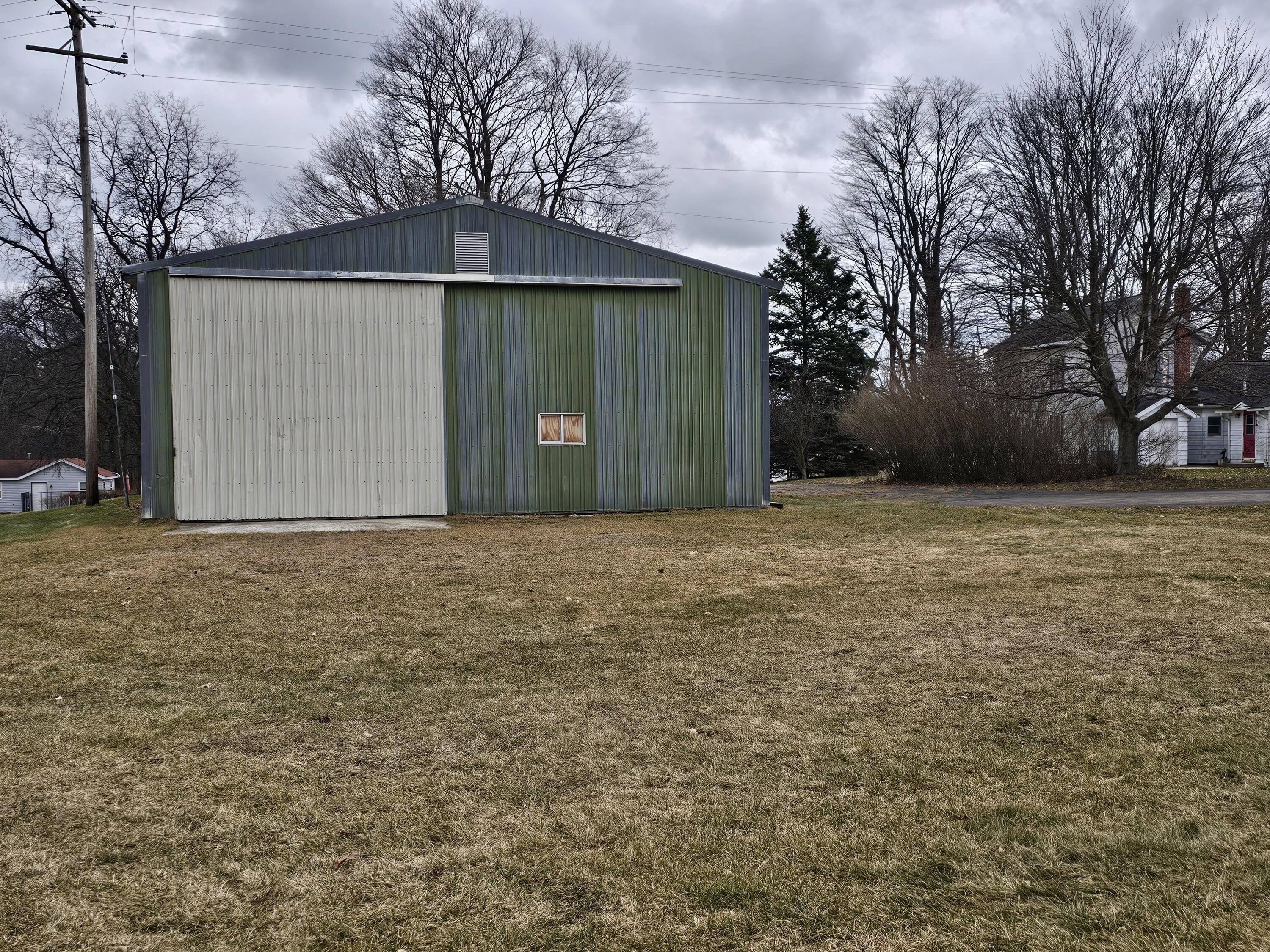 Image 4: Pole barn a