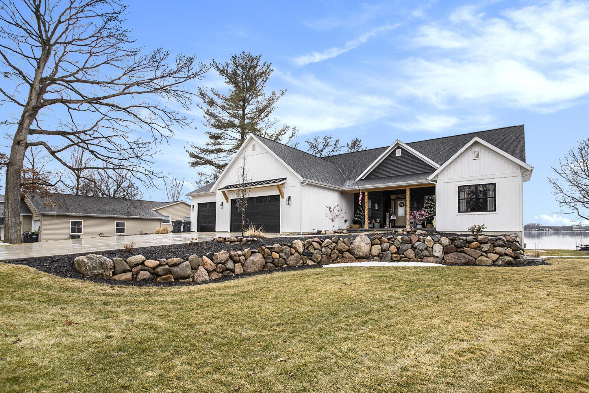 Image 3: Roadside Lawn