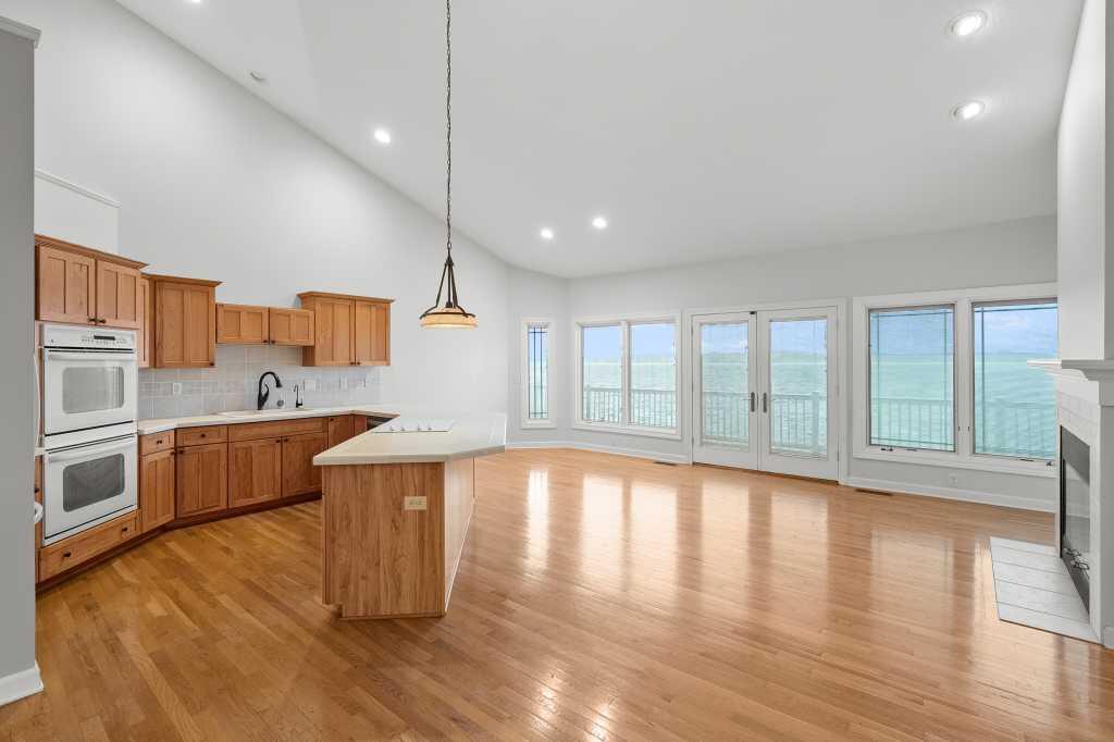 Image 2: 3730-East-Shore-Drive-02
