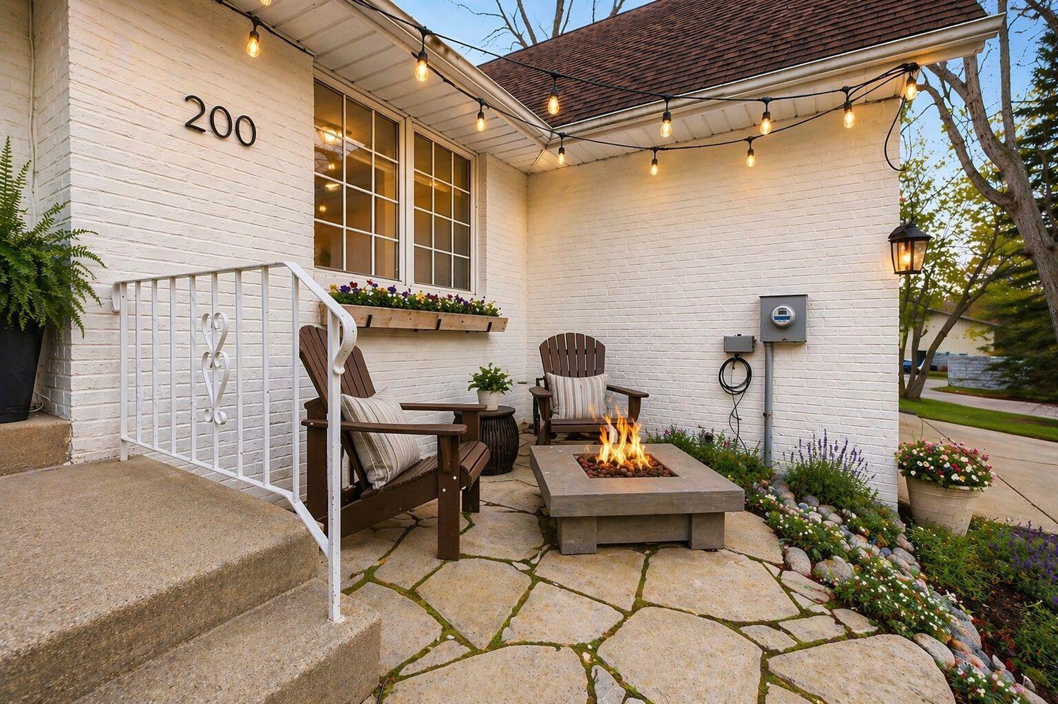 Image 3: Front Exterior Seating