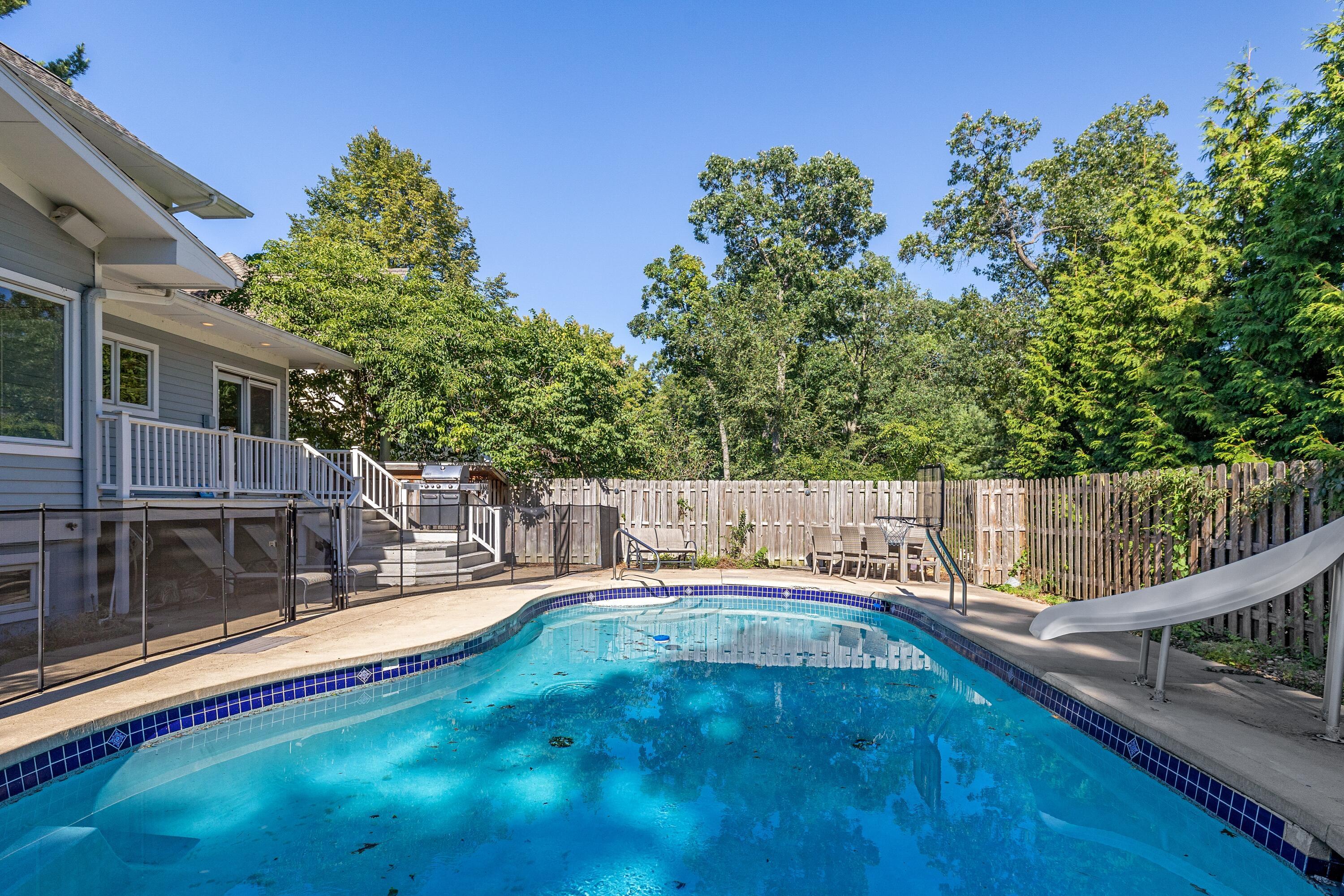 Image 4: 34_3987LakeShoreDr_29_Pool_HiRes