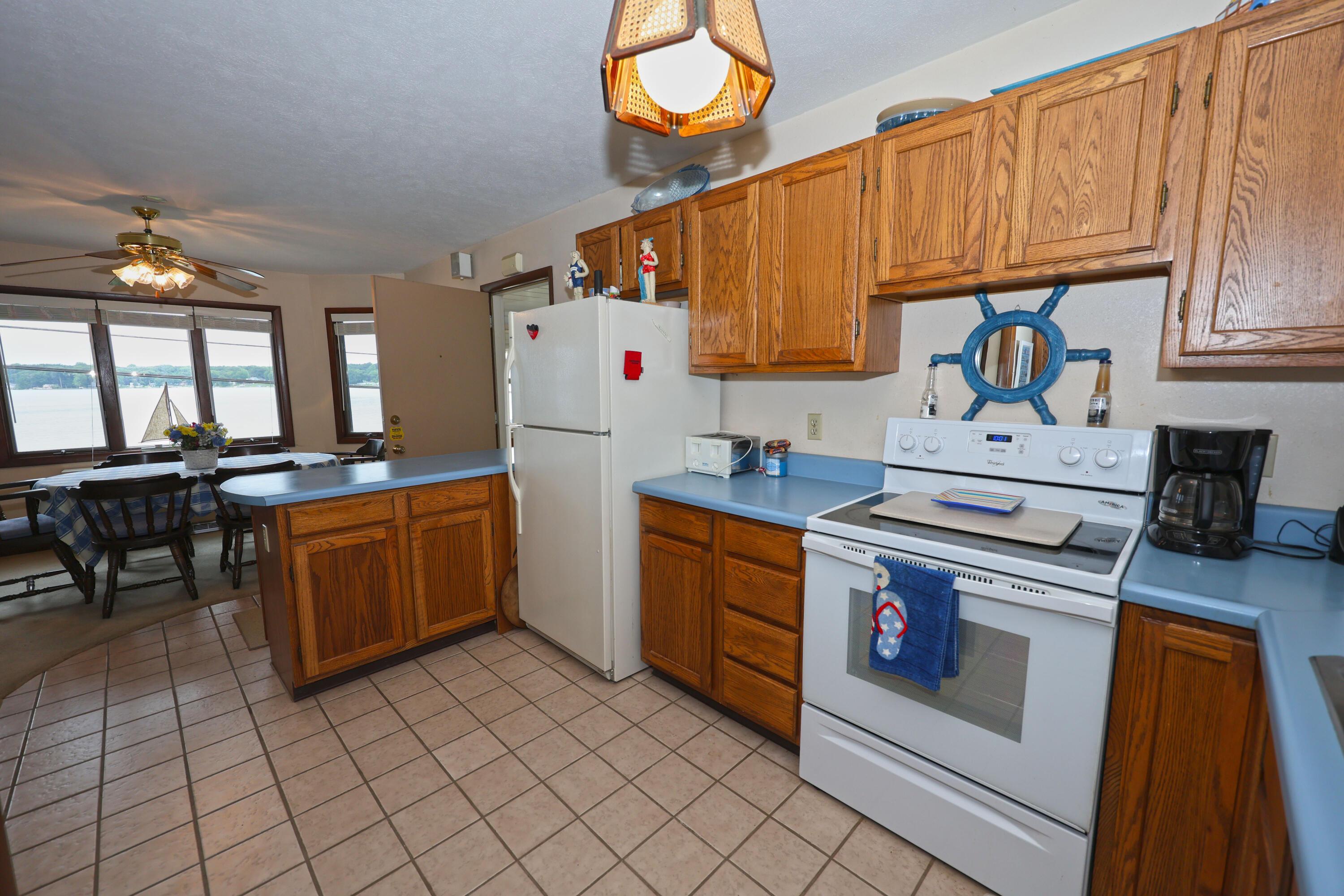 Image 3: Kitchen.