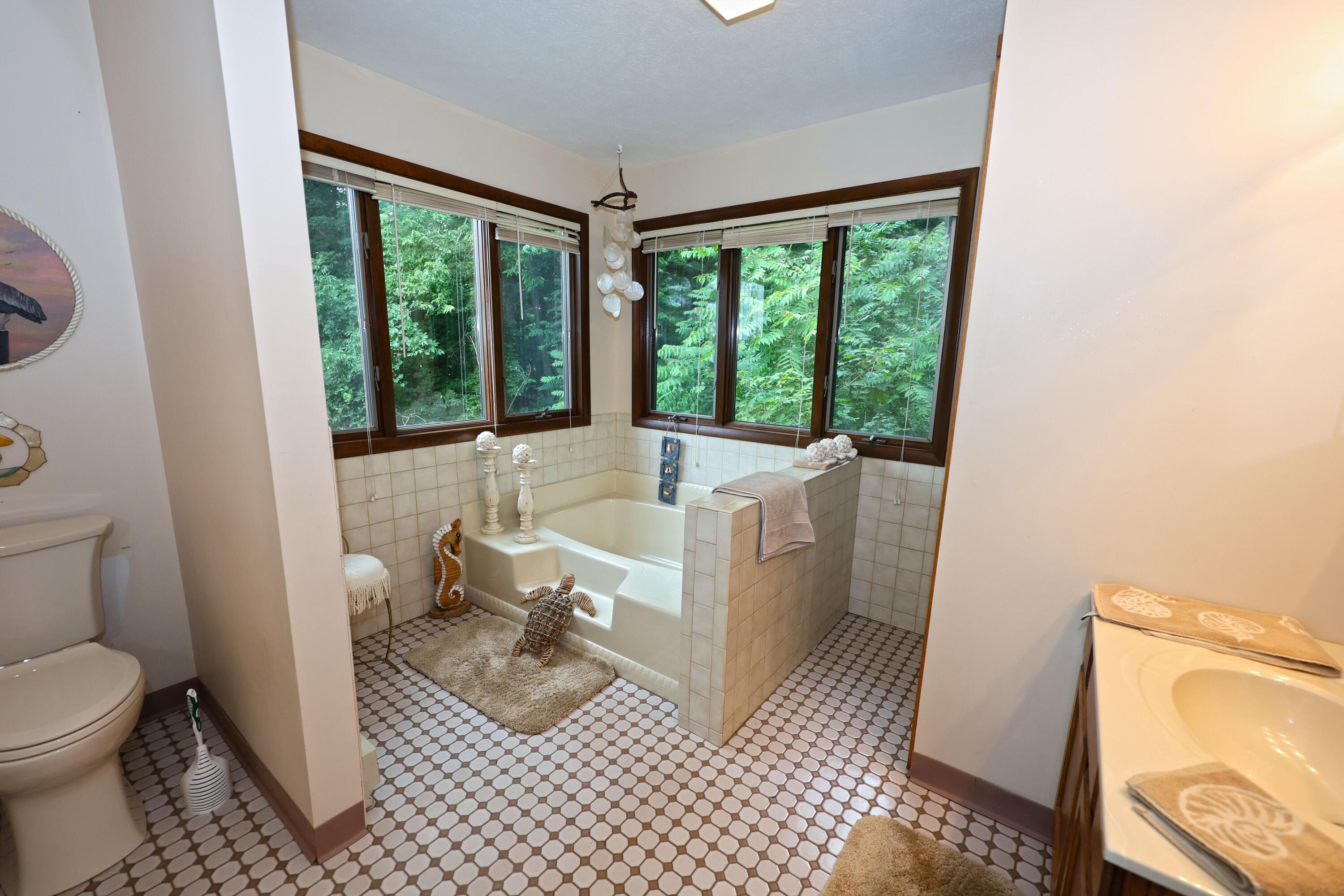Image 4: Upper Level 2 Primary Bathroom