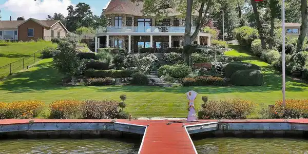 8 Circle Drive